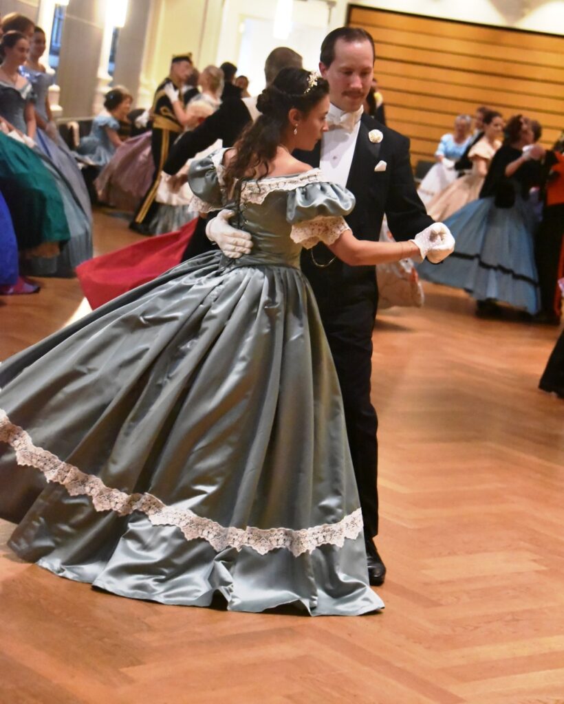 Les 25 ans · Les danseurs en costumes