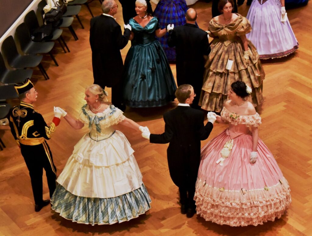 Les 25 ans · Les robes en mouvement