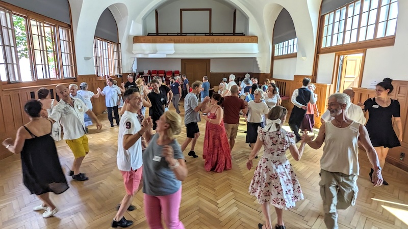 Un groupe de danse réuni en cours