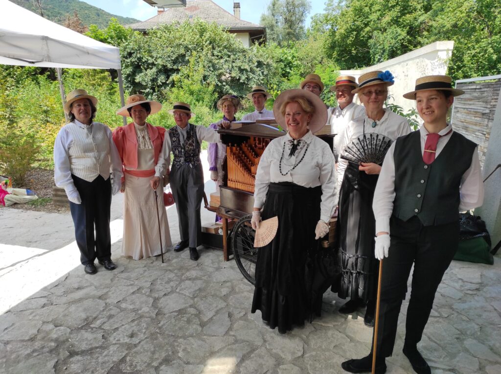 Le groupe en costumes réuni autour d’un orgue